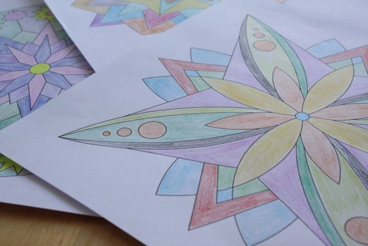 mit Buntstiften ausgemalte Mandalas