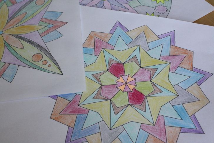 mit Buntstiften ausgemalte Mandalas
